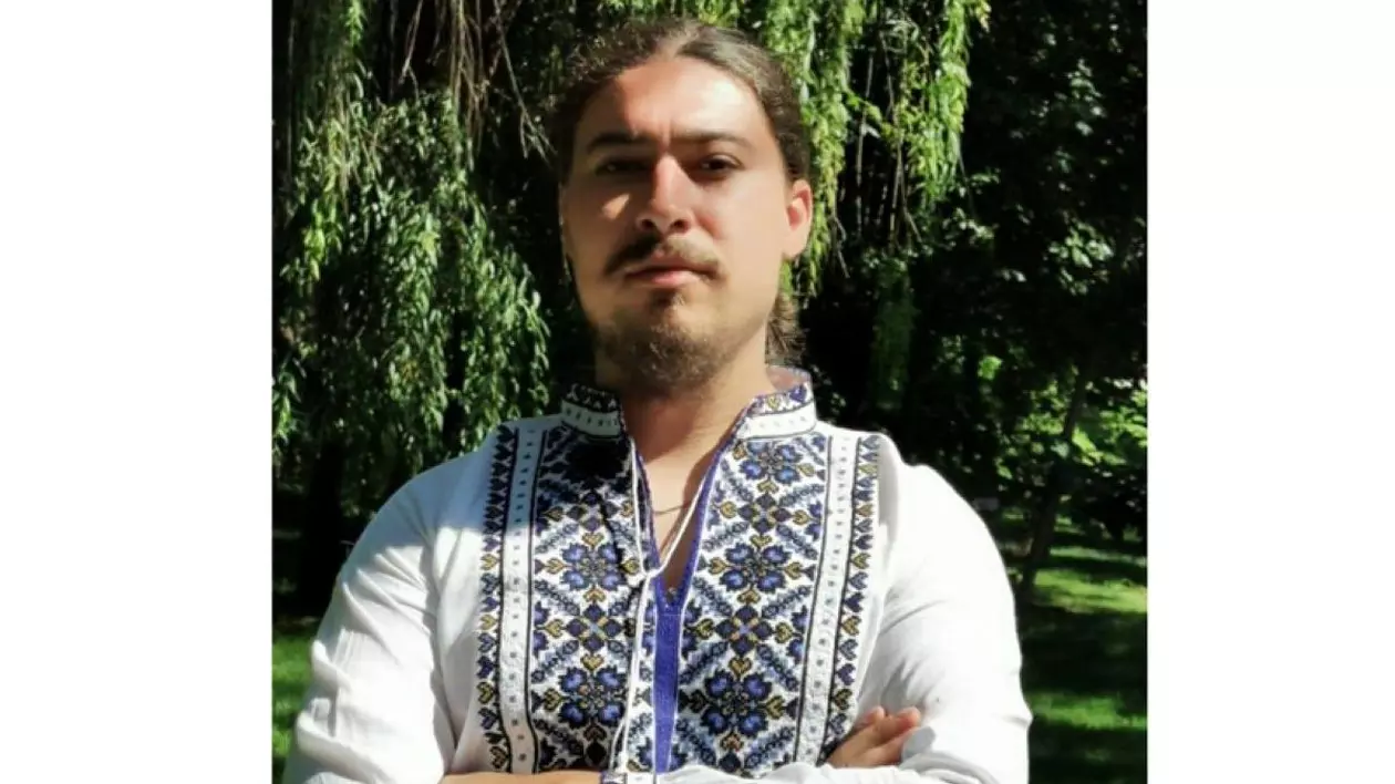 Mihai Valentin Pîrlitu, îmbrăcat în stil tradițional românesc