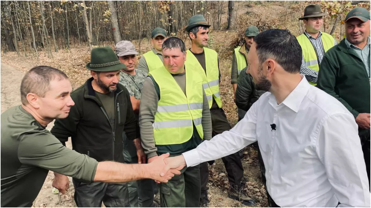 Ministrul Mediului, Mircea Fechet, dă mâna cu cineva