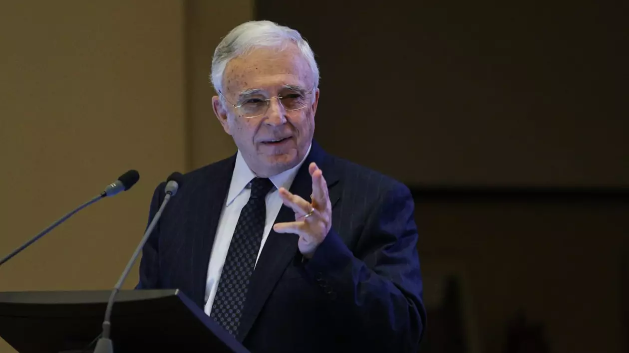 Mugur Isărescu surprins în timp ce vorbește la conferința de presă de luni,17 februarie.