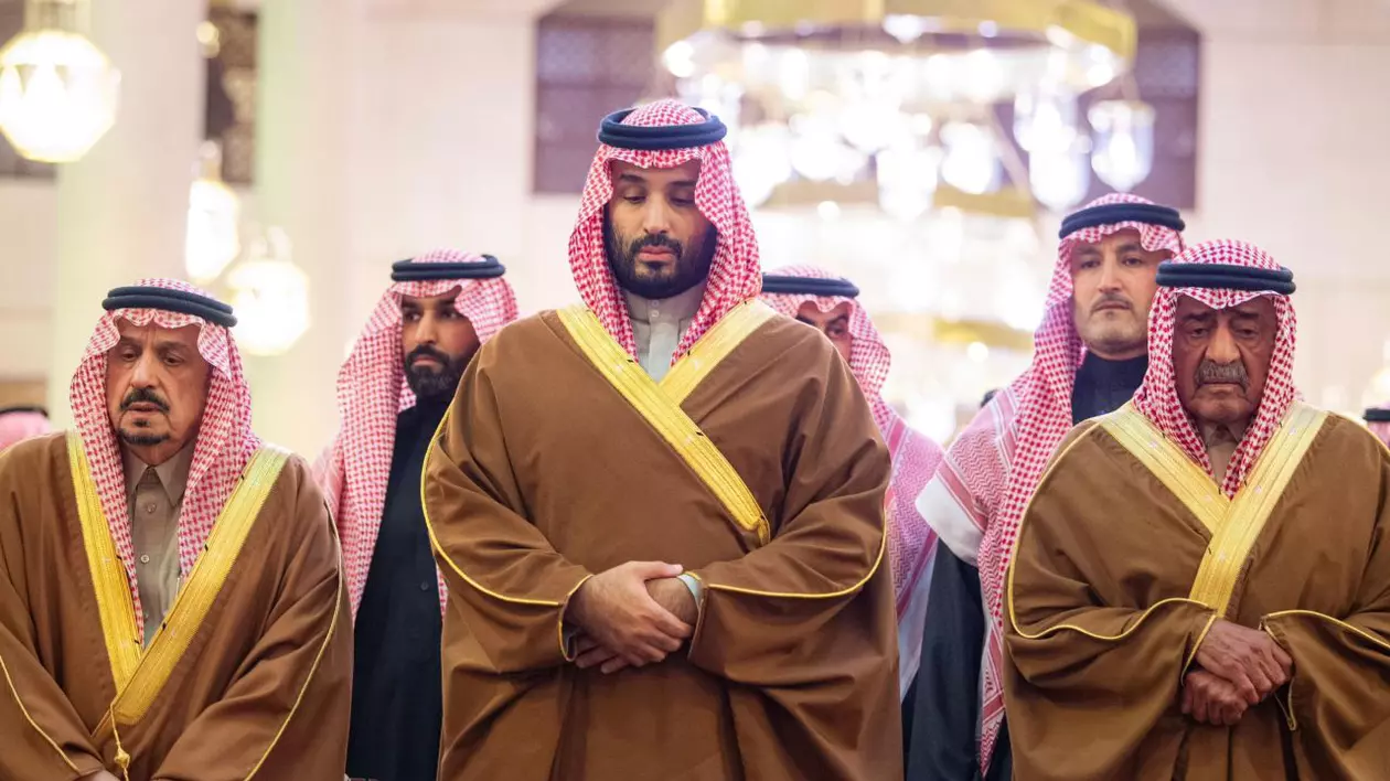 Prințul moștenitor Mohammed bin Salman în centrul unui grup de înalți oficiali saudiți, în timpul rugăciunii. Foto: Hepta