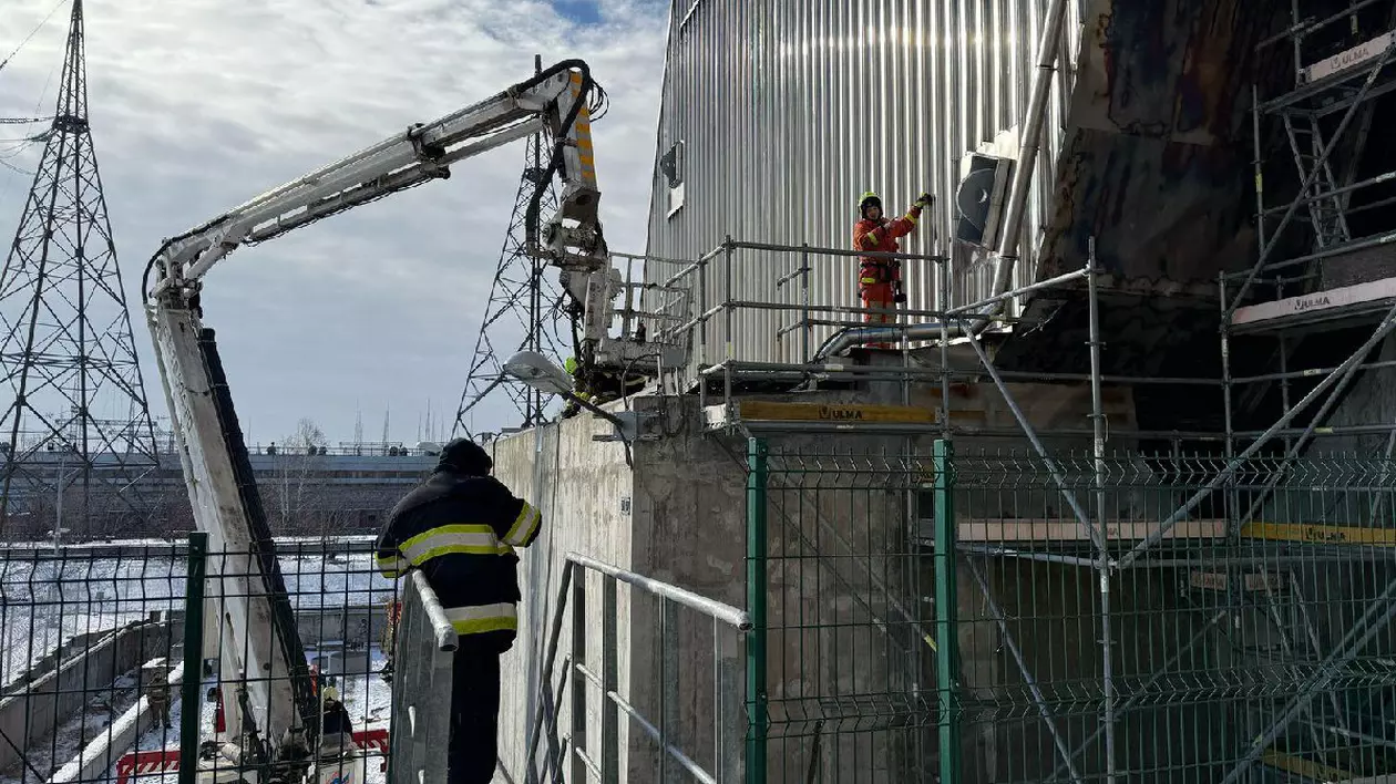 Muncitorii din Ucraina repară scutul de protectie al centralei de la Cernobîl