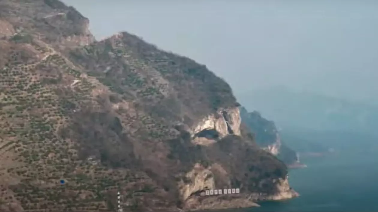 muntele in forma de cap de catelus din Yichang, China
