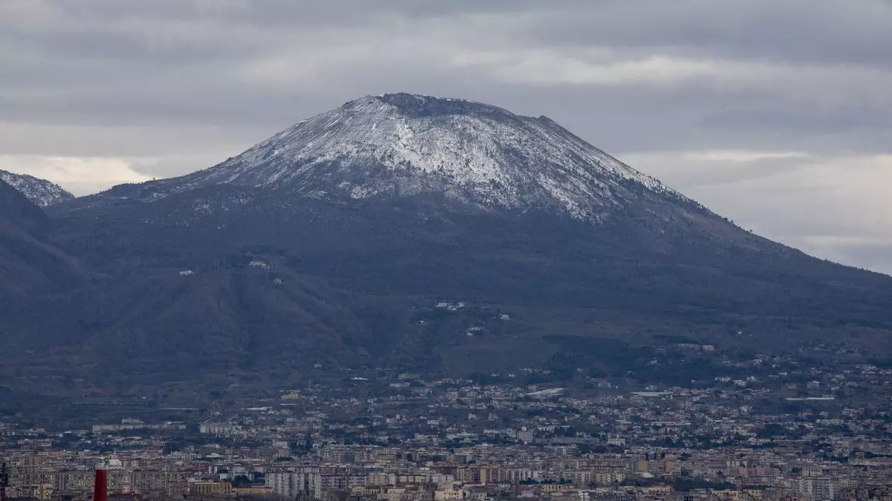 NAPOLI, ITALIA - 13 IANUARIE: O vedere generală a muntelui Vezuviu înzăpezit din Napoli, sudul Italiei, pe 13 ianuarie 2025