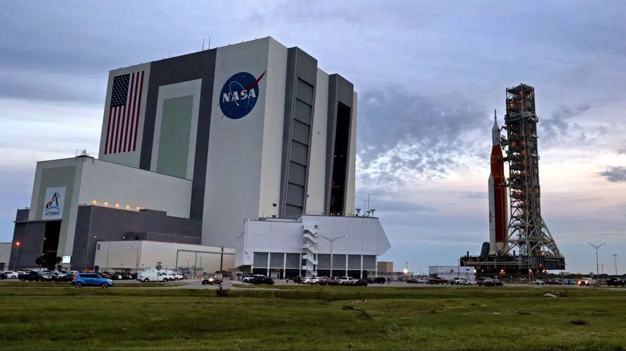 Racheta Space Launch System (SLS) a NASA, pregătită de lansare în timpul misiunii Artemis 1.