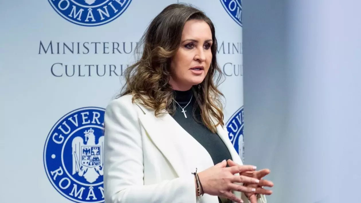 Natalia Intotero, îmbrăcată într-o maleta neagră și un sacou alb, cu mâinile împreunate, la întâlnirea cu sindicatele și directorii muzeelor - 5 februarie 2025