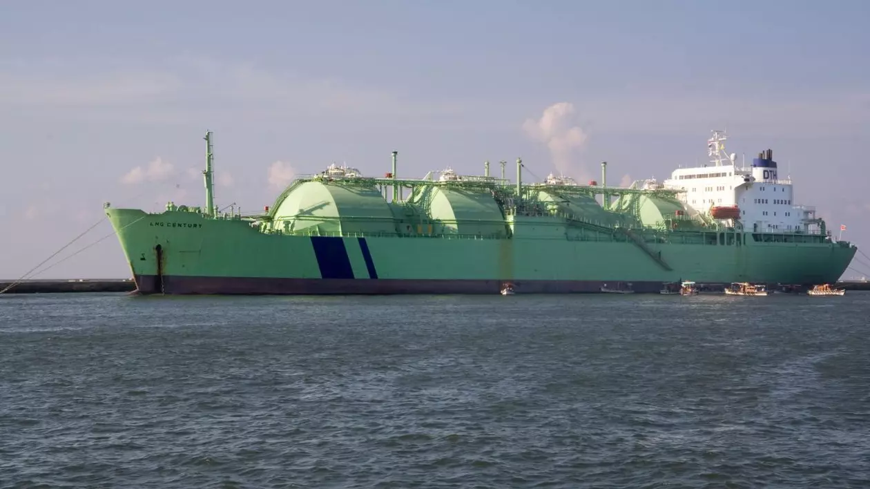Navă de transport verde cu gaz natural lichefiat, care trece prin canalul Suez.