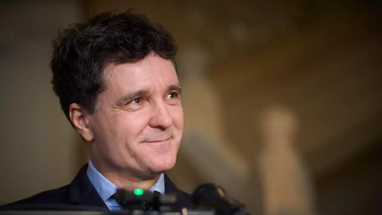 Nicușor Dan zâmbind într-o conferință de presă