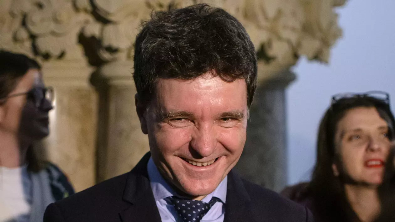 Nicușor Dan surprins la conferinta de presa in timpul careia a anunțat că va candida la alegerile prezidențiale 2025 - 16 decembrie 2024.