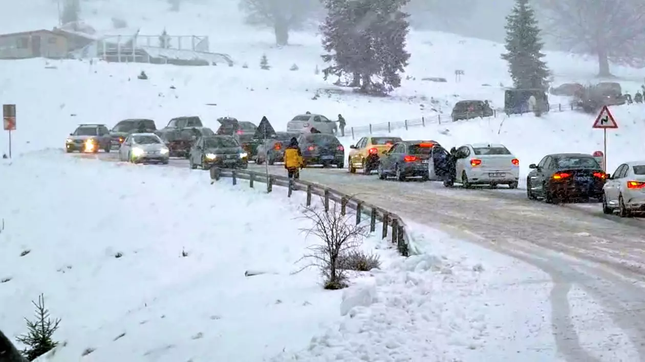 Ninge în Argeș. Video cu intervenția drumarilor pe șosea. Cod galben de lapoviță și ninsoare în mai multe județe
