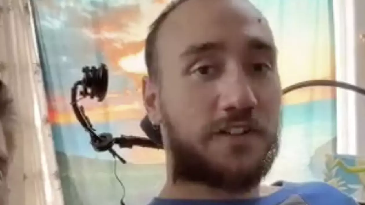 Noland Arbaugh, primul pacient care a luat parte la studiul clinic pe oameni care testează dispozitivul Neuralink al lui Elon Musk, care este paralizat de la a patra vertebră a gâtului în jos în urma unui accident