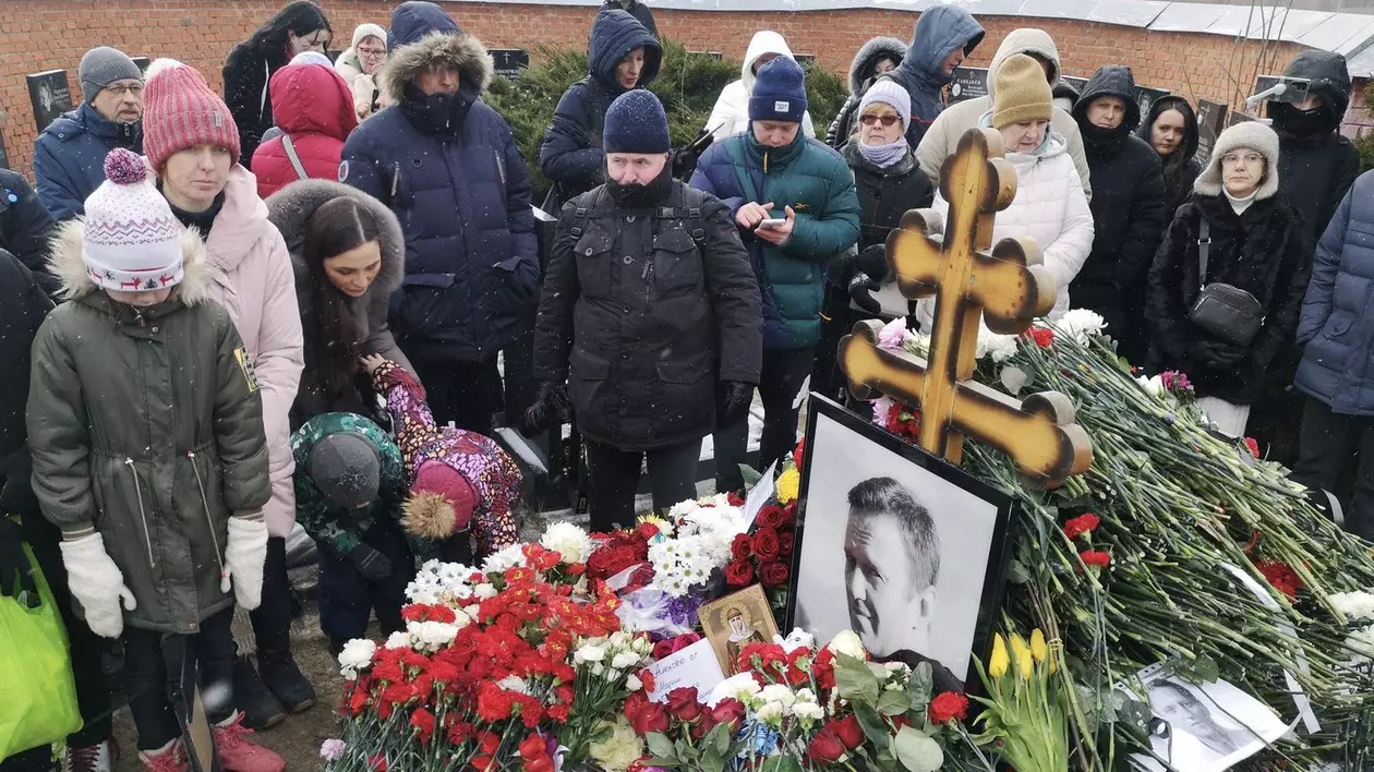 Oameni adunați la mormântul lui Aleksei Navalnîi la un an de la moartea opozantului rus Foto: Profimedia