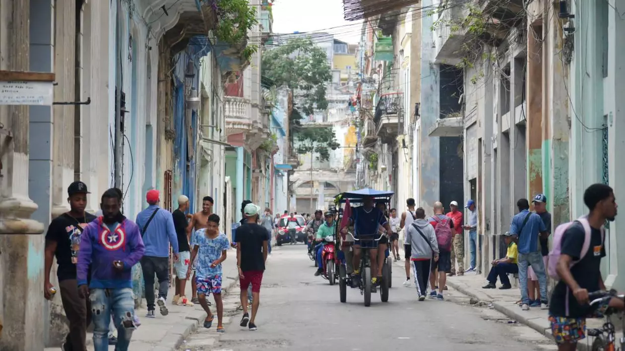 oameni pe strada cuba
