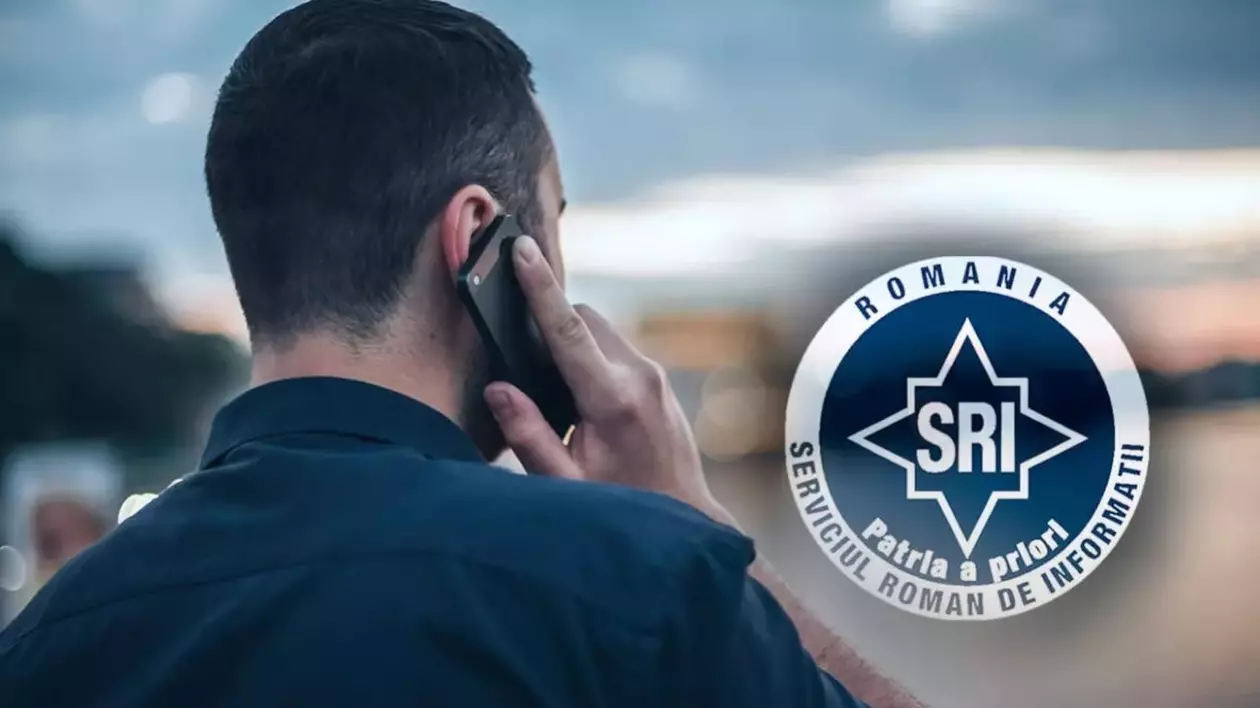 Bărbat cu spatele care vorbește la telefon. În dreapta fotografiei este sigla SRI