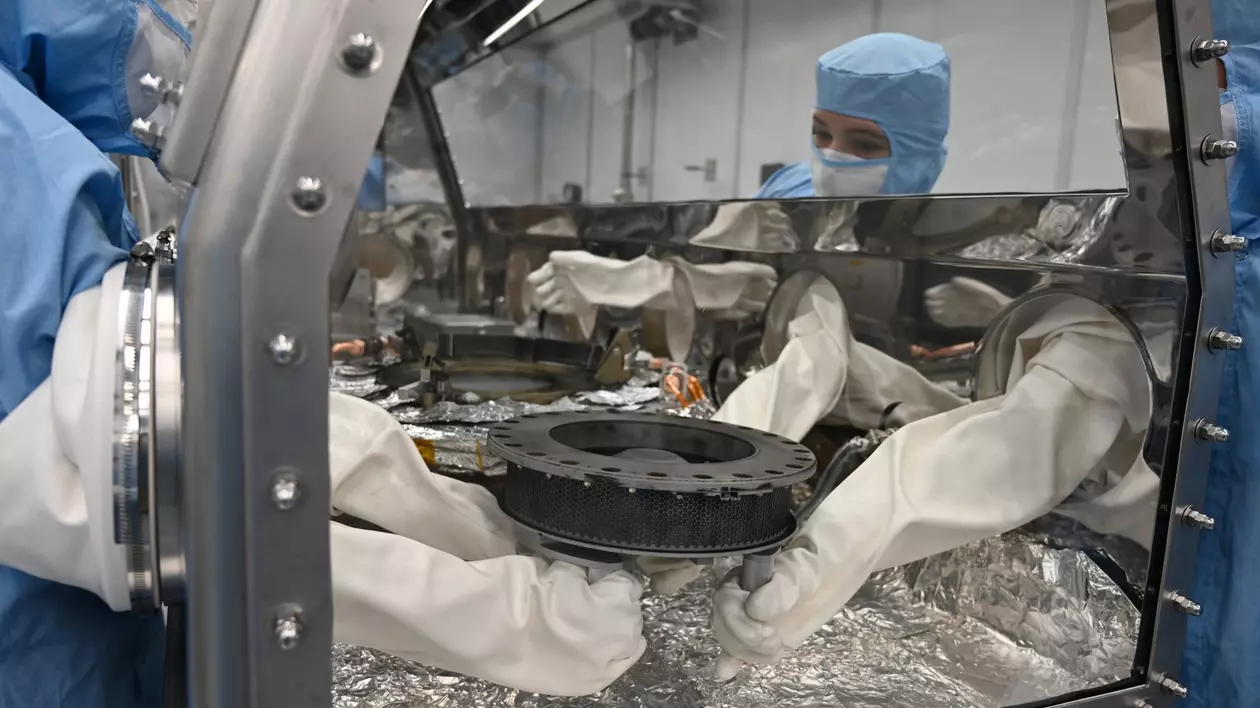 O echipă de cercetători NASA analizează mostrele provenite de pe sonda OSIRIS-REx, mostre colectate de pe asteroidul Bennu în 2020.