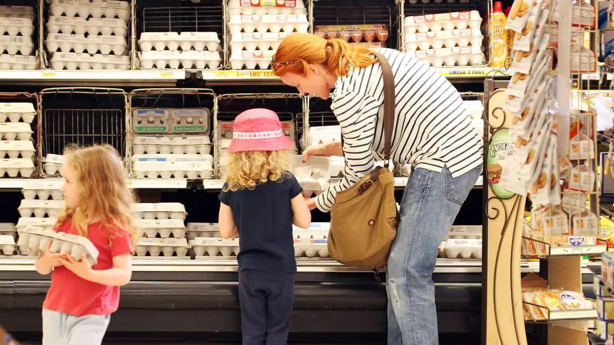 Marcia Cross își duce gemenele Eden și Savannah Mahoney la magazinul alimentar din Los Angeles, unde mama adoratoare le-a ajutat pe fete să aleagă ouăle perfecte pentru Paște