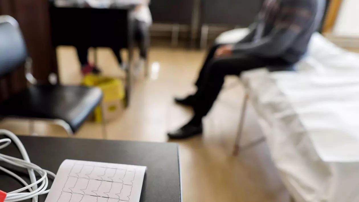 Imagine cu un pacient in cabinetul medicului, in prim plan se vede un EKG sursă foto: Profimedia