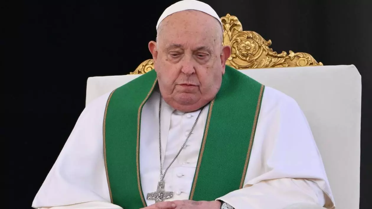 papa francisc asezat pe scaun, in timpul unei slujbe, in jurul gatului poartă un șal verde