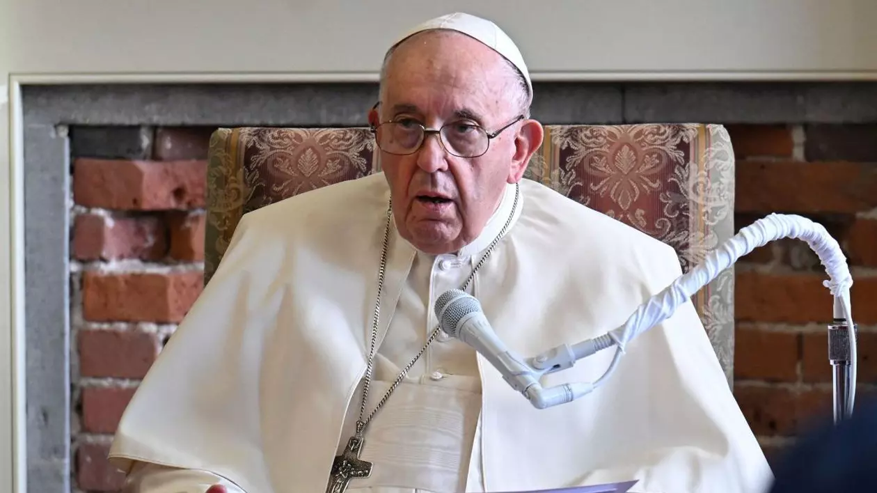 Papa Francisc vorbește cu indigenii în timpul vizitei sale papale în Canada, în orașul Quebec, vineri, 29 iulie 2022