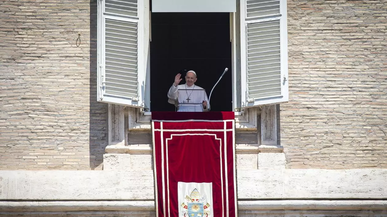 Papa Francisc își oferă binecuvântarea în timpul Reginei Coeli de la fereastra studioului său privat, Vatican, Roma, Lazio, Italia, Europa, sursă foto_ Profimedia