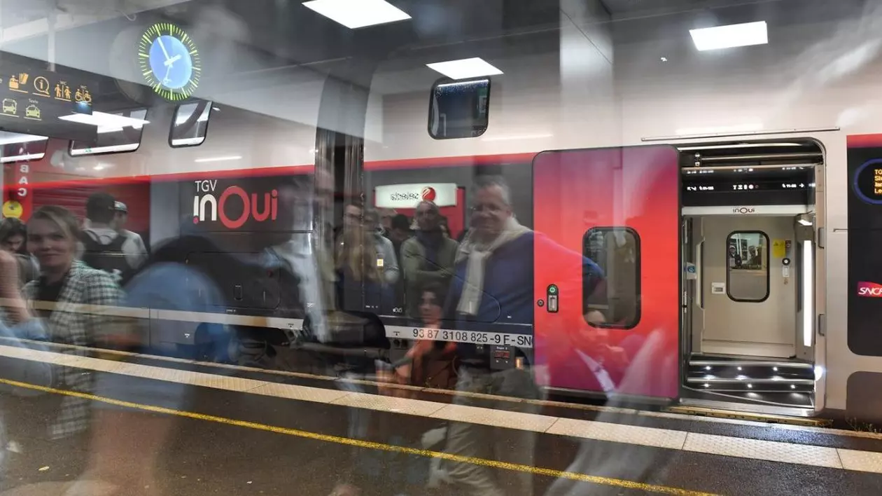 Pasagerii trenului TGV Paris-Nantes își urmăresc trenul prin geamul de sticlă din gara Sable-sur-Sarthe, vestul Franței. Sursă: Profimedia