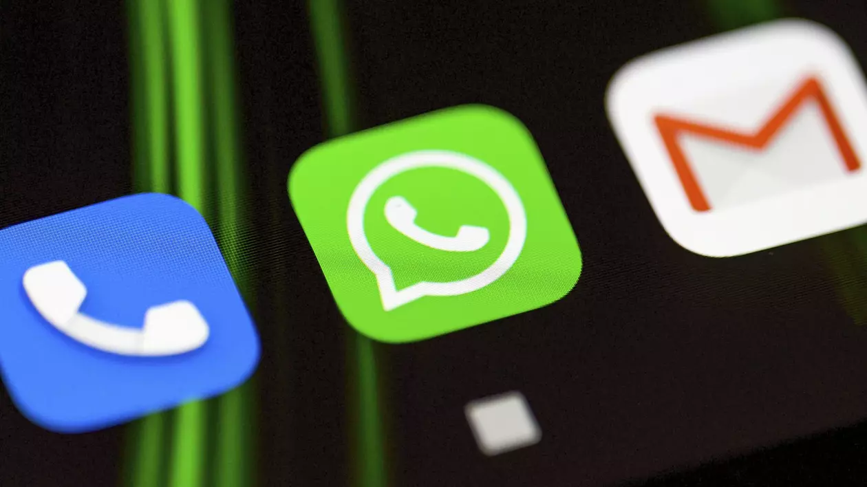 Pictograme WhatsApp și Gmail afișate pe ecranul unui telefon