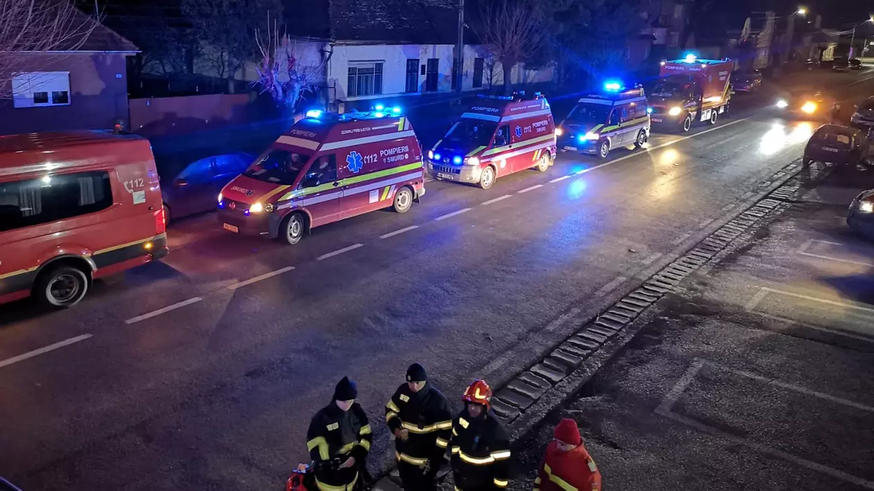 Plan roșu de intervenție în Mureș Zeci de persoane au ajuns la spital după ce au mâncat la un restaurant. La fața locului au intervenit unsprezece ambulanțe, un punct medical mobil și echipajul specializat în riscuri chimice, radiologice, biologice și nucleare (CBRN)