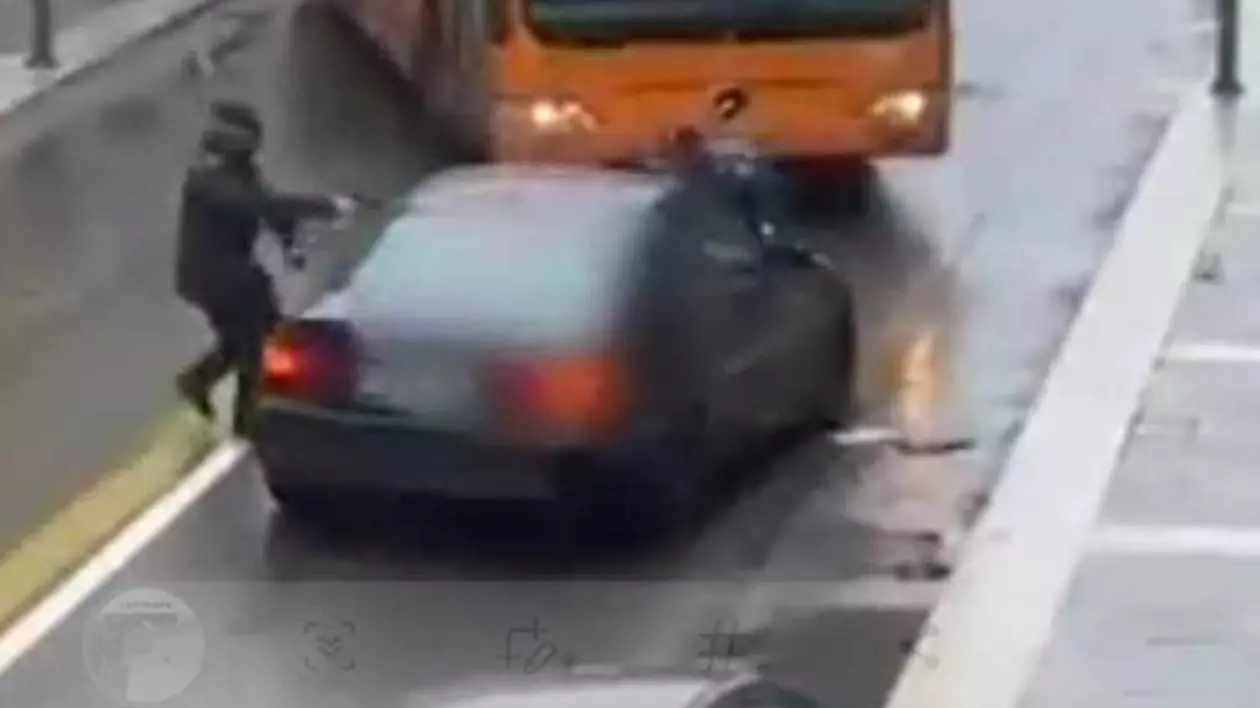 Polițist luat pe capota unei mașini într-un inncident în Italia Sursă foto: Captură Video