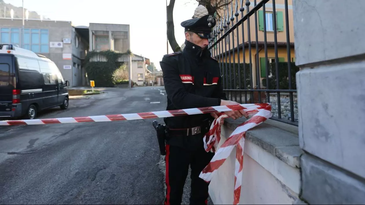 01 ianuarie 2025, Italia, Brescia: Ofițerii de poliție ajung la locul unei crime în ajunul Anului Nou în Provaglio d Iseo, unde un bărbat de 42 de ani a fost ucis în provincia Brescia