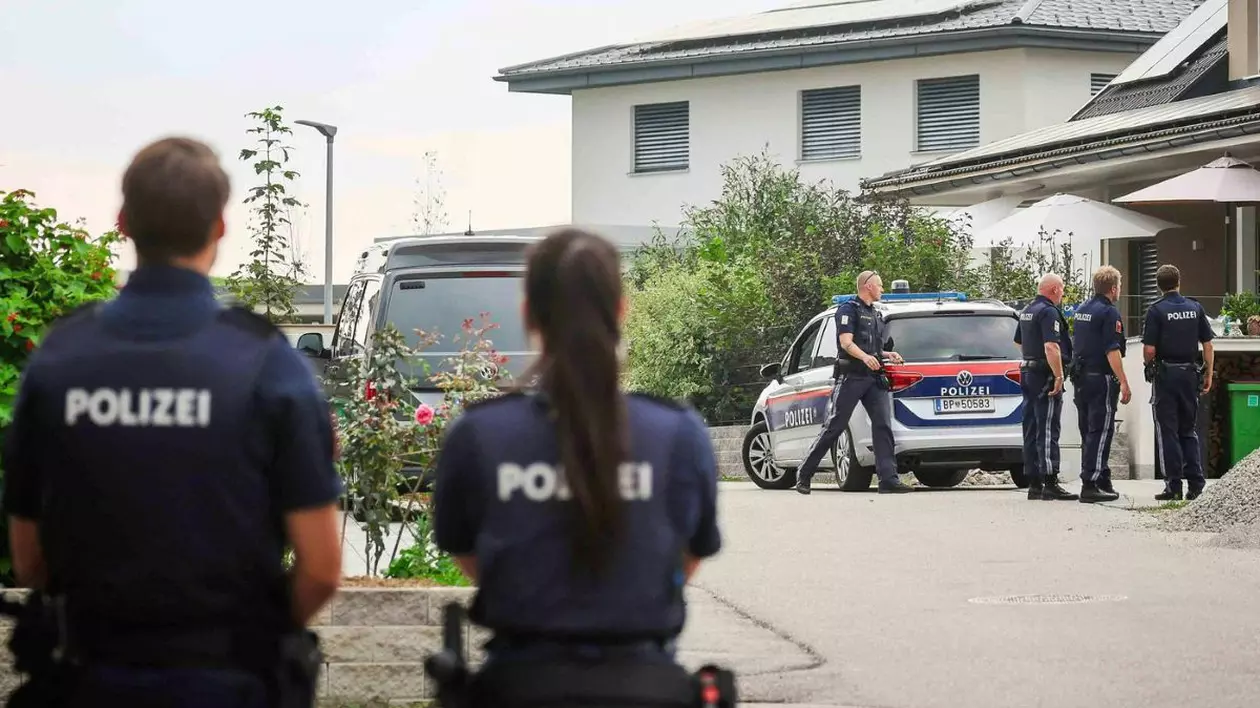 Doi agenți de poliție din Austria îi supraveghează pe colegii lor care intervin la o acțiune