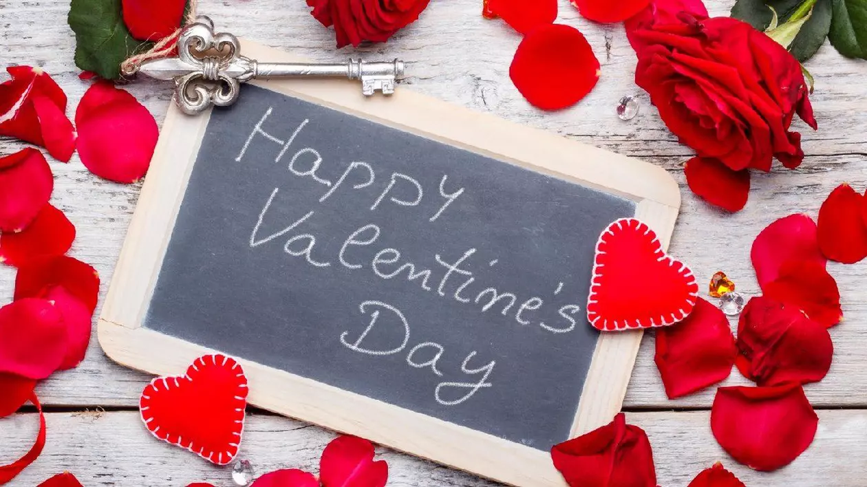 Petale flori, o cheie, mesajul Happy Valentines Day scris pe o tablita