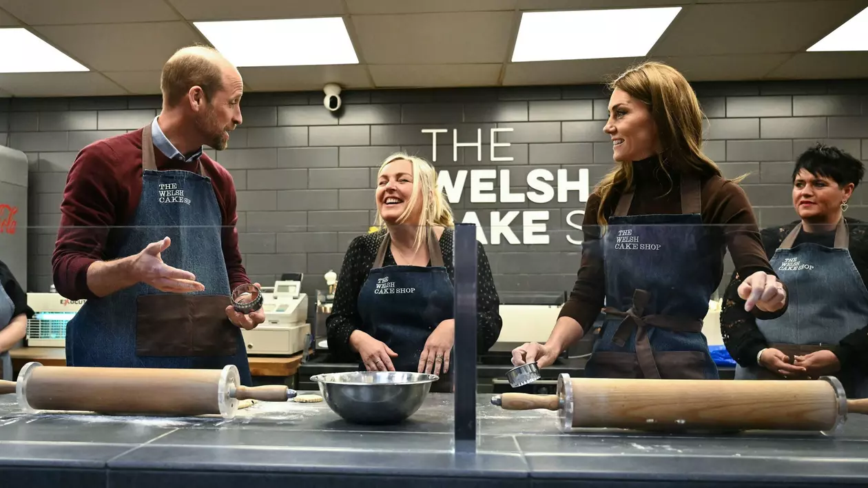 Prințul William și Kate Middleton, Prințul și Prințesa de Wales, ajută la prepararea prăjiturii galeze în timpul unei vizite la o piață din Pontypridd din Țara Galilor