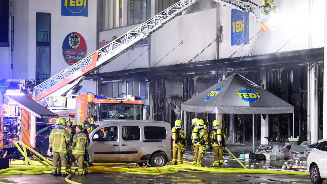 O fetiță de 10 ani a dat foc unui supermarket Tedi, în Germania. Pagube de milioane de euro