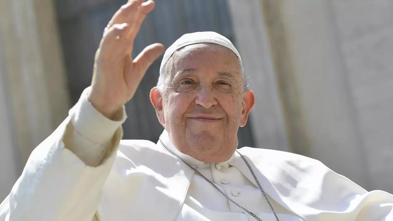 Papa Francisc face cu mâna.