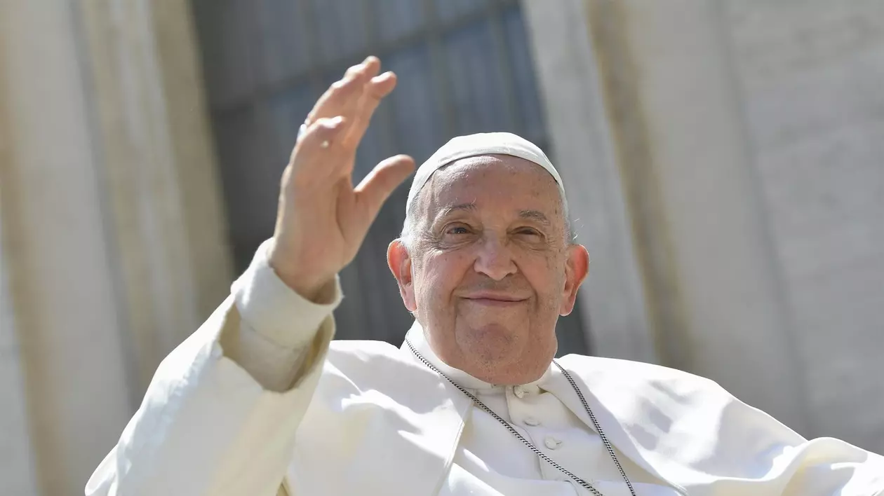 Papa Francisc face cu mâna.