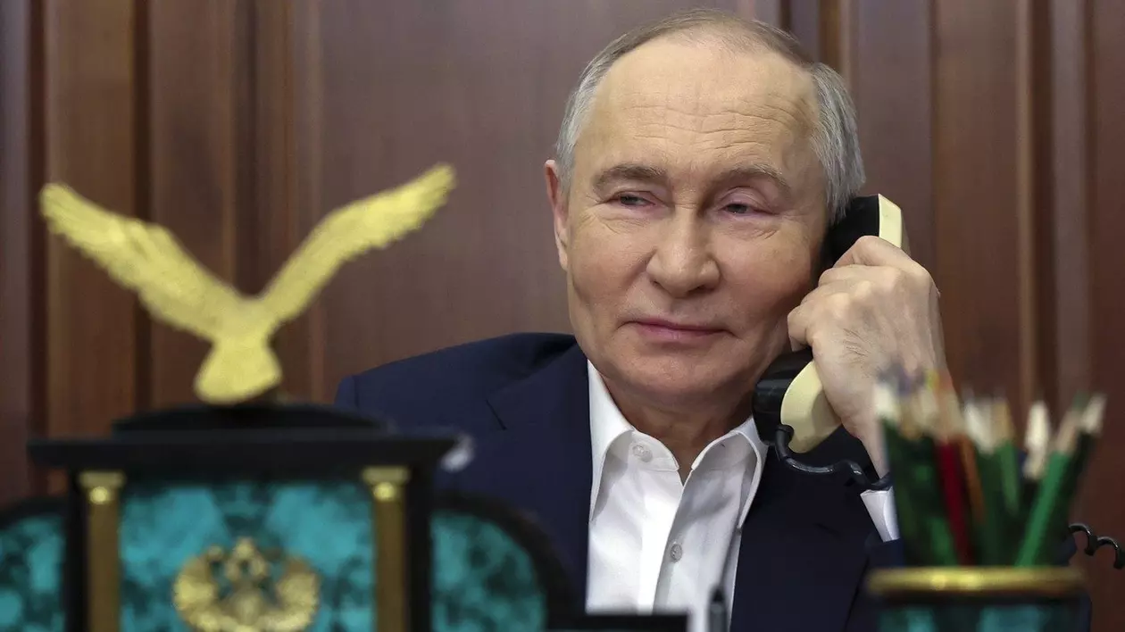 Vladimir Putin vorbind la telefon din biroul prezidențial