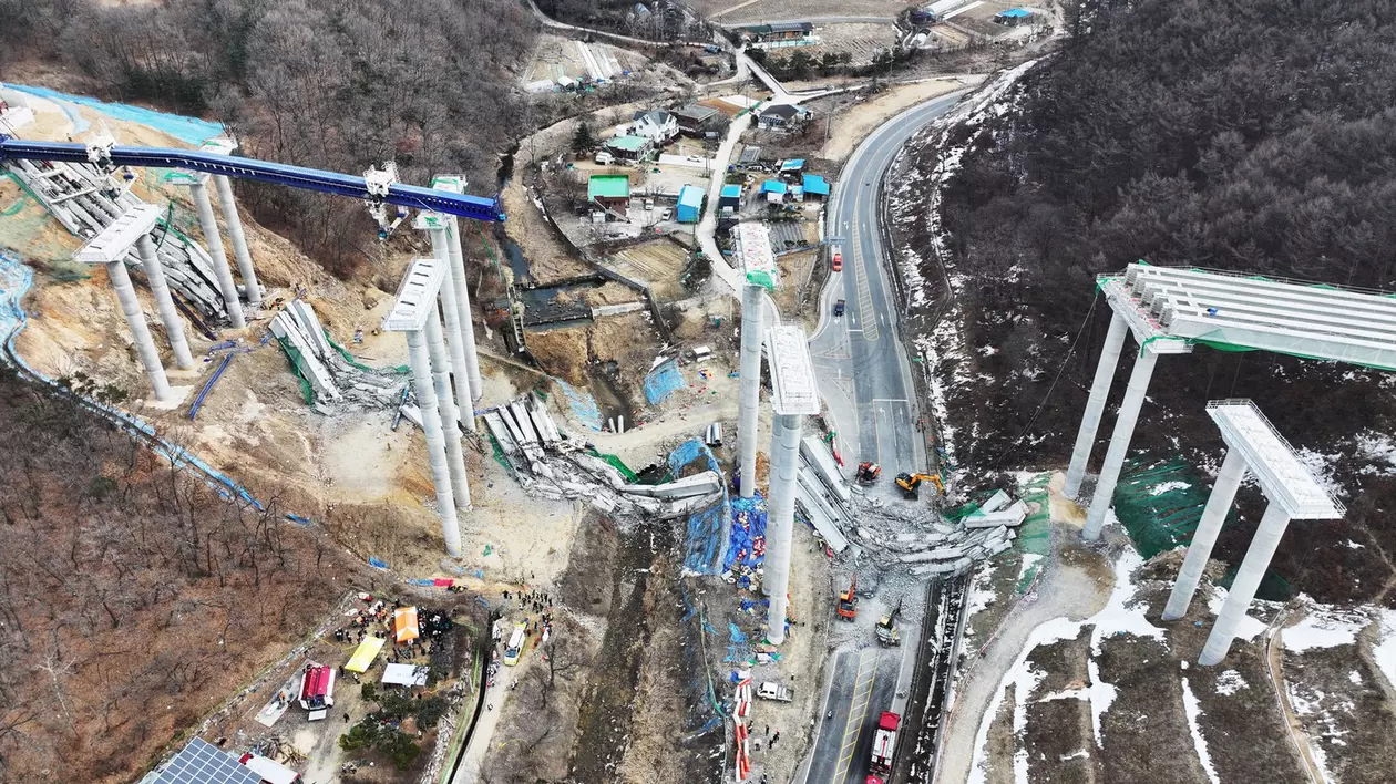 Un pod în construcție s-a prăbușit în Coreeaa de Sud. FOTO: Profimedia
