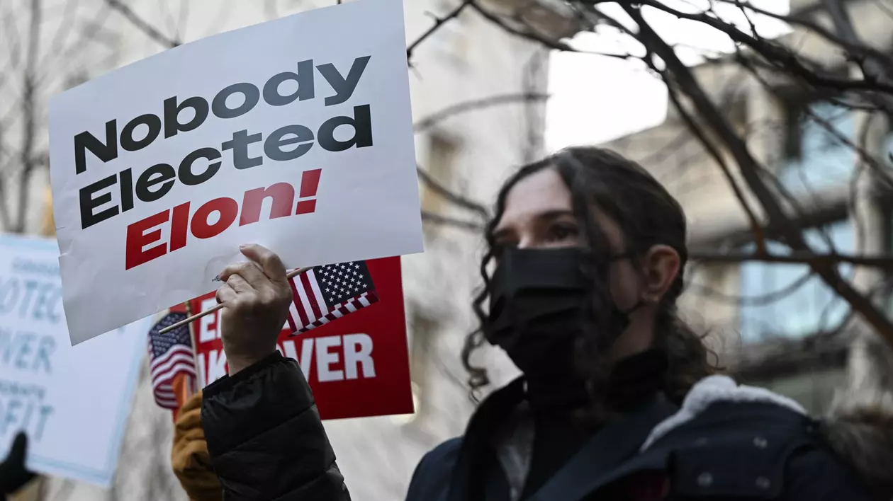 Protest la Washington D.C. față de acțiunile lansate de Elon Musk împotriva guvernului american Foto: Profimedia
