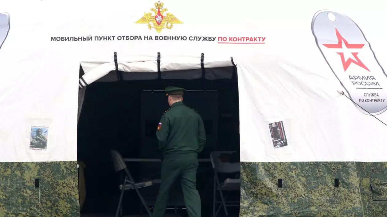 3 iunie 2023, Sankt Petersburg, Rusia: Un bărbat în uniformă militară intră într-un punct mobil de selecție pentru serviciul militar în baza unui contract, care a fost deschis în Primorsky Victory Park. Acest punct mobil de selecție recrutează și selectează rezidenți și voluntari ai Rusiei pentru serviciul militar în baza unui contract de alăturare a armatei ruse.