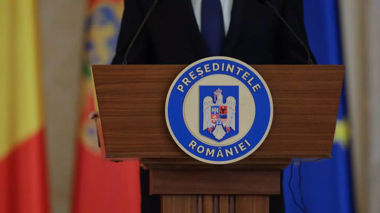 pupitru lemn cu sigla presedintele romaniei in care este stema romaniei