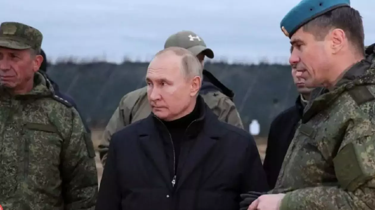 Vladimir Putin, înconjurat de ofițeri ai armatei ruse. Liderul de la Kremlin primește raportul