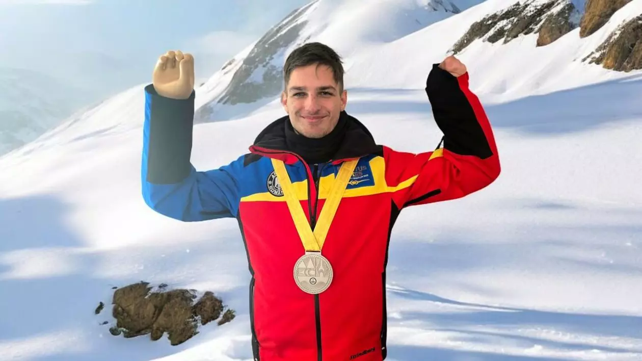 Românul Radu Mirică din Brașov, cu amputații la ambele mâini, are la gât medalia de argint câștigată la snowboard, la Jocurile Invictus