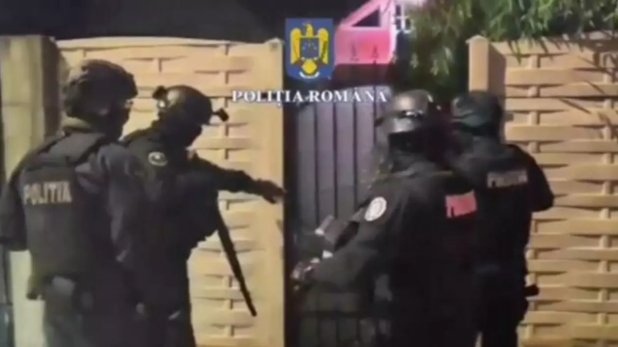 Mascații aflați în fața unei porți
