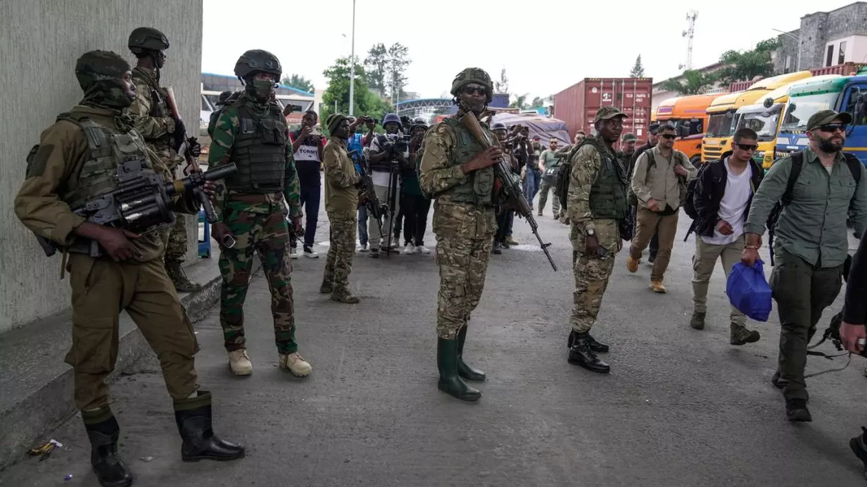 Rebelii M23 eliberează mercenari români capturați, care luptau alături de armata Republicii Democratice Congo (FRDC), la punctul de frontieră Gisenyi din Congo, miercuri, 29 ianuarie 2025