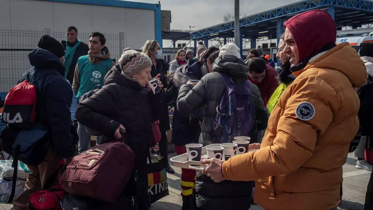 Refugiați ucraineni ajung la Isaccea, România, 5 martie 2022. Mulți români se alătură eforturilor umanitare pentru a ajuta miile de ucraineni care au fugit în țara lor, în urma invaziei Ucrainei de către Rusia