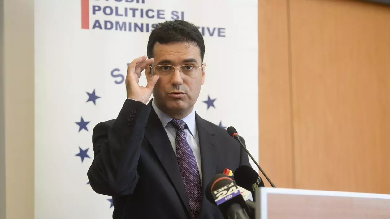 Remus Pricopie, rectorul SNSPA, își ține cu o mână ochelarii de la ochi