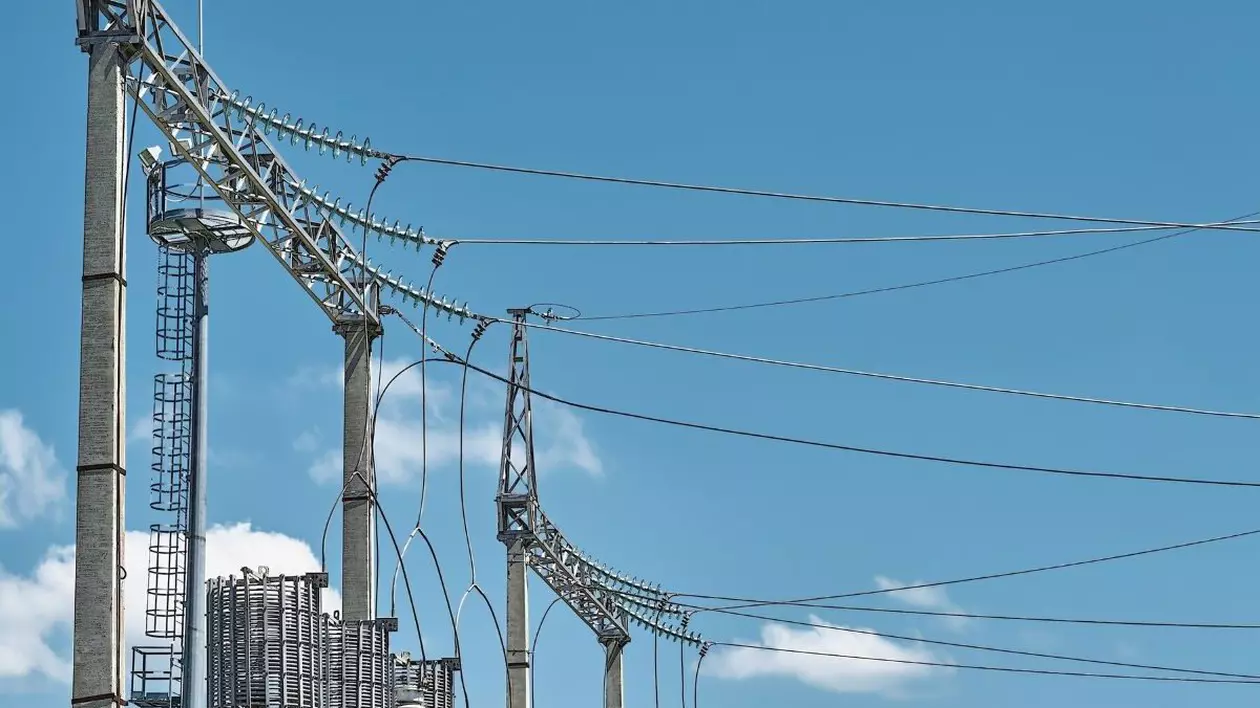 Rețea electrică de mare tensiune. În imagine sunt stâlpi legați prin fire
