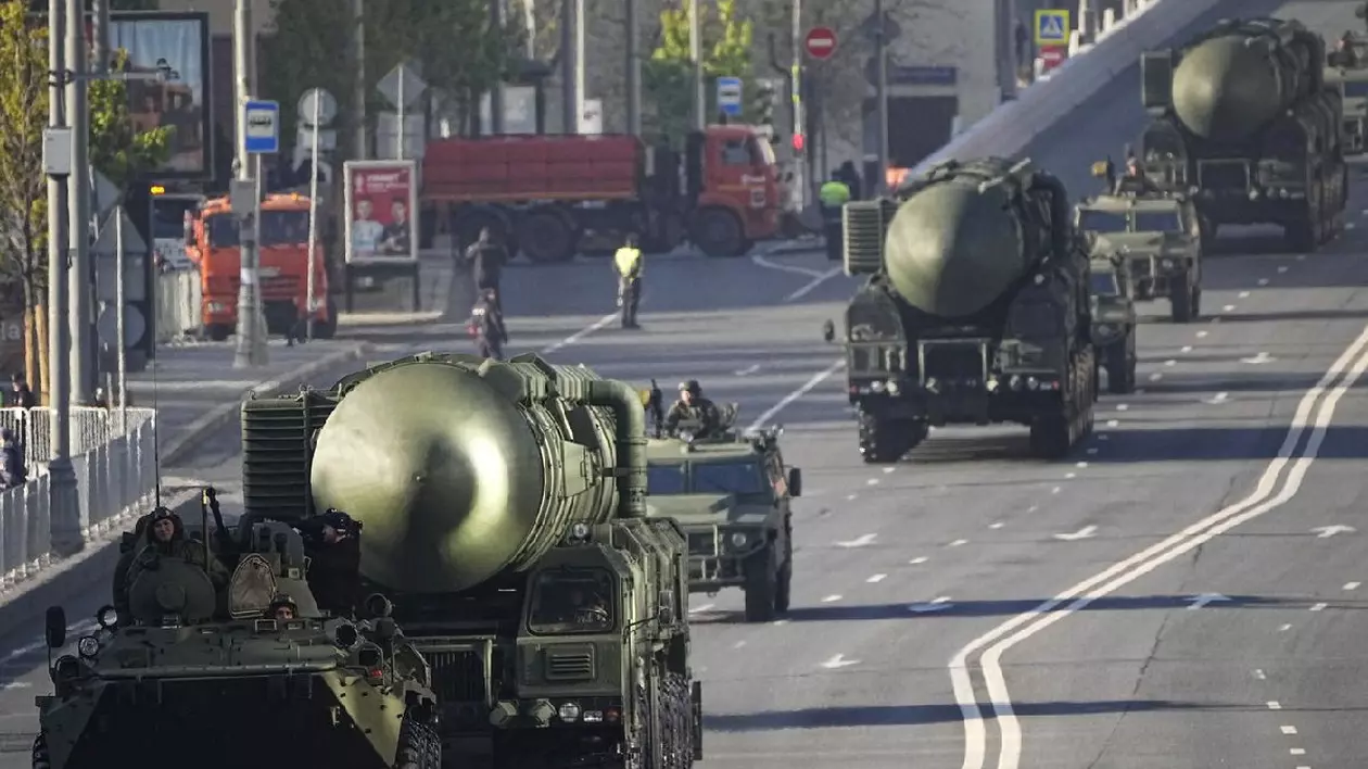 Rachete balistice rusești RS-24 Yars se îndreaptă spre Piața Roșie pentru a participa la o paradă militară de Ziua Victoriei la Moscova, Rusia, marți, 9 mai 2023, marcând cea de-a 78-a aniversare a sfârșitului celui de-al Doilea Război Mondial.