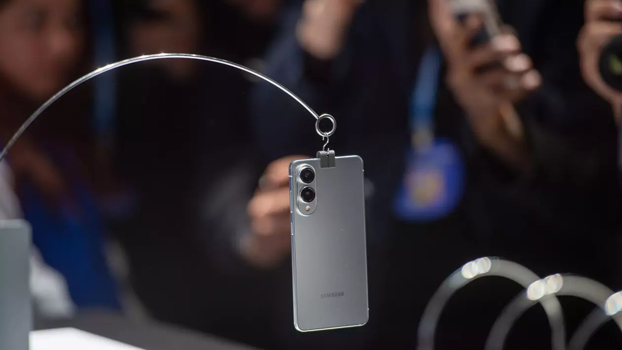 Samsung Galaxy S25 Edge, prezentat în cadrul evenimentuli Unpacked, care a avut loc la San Jose în ianuarie 2025.