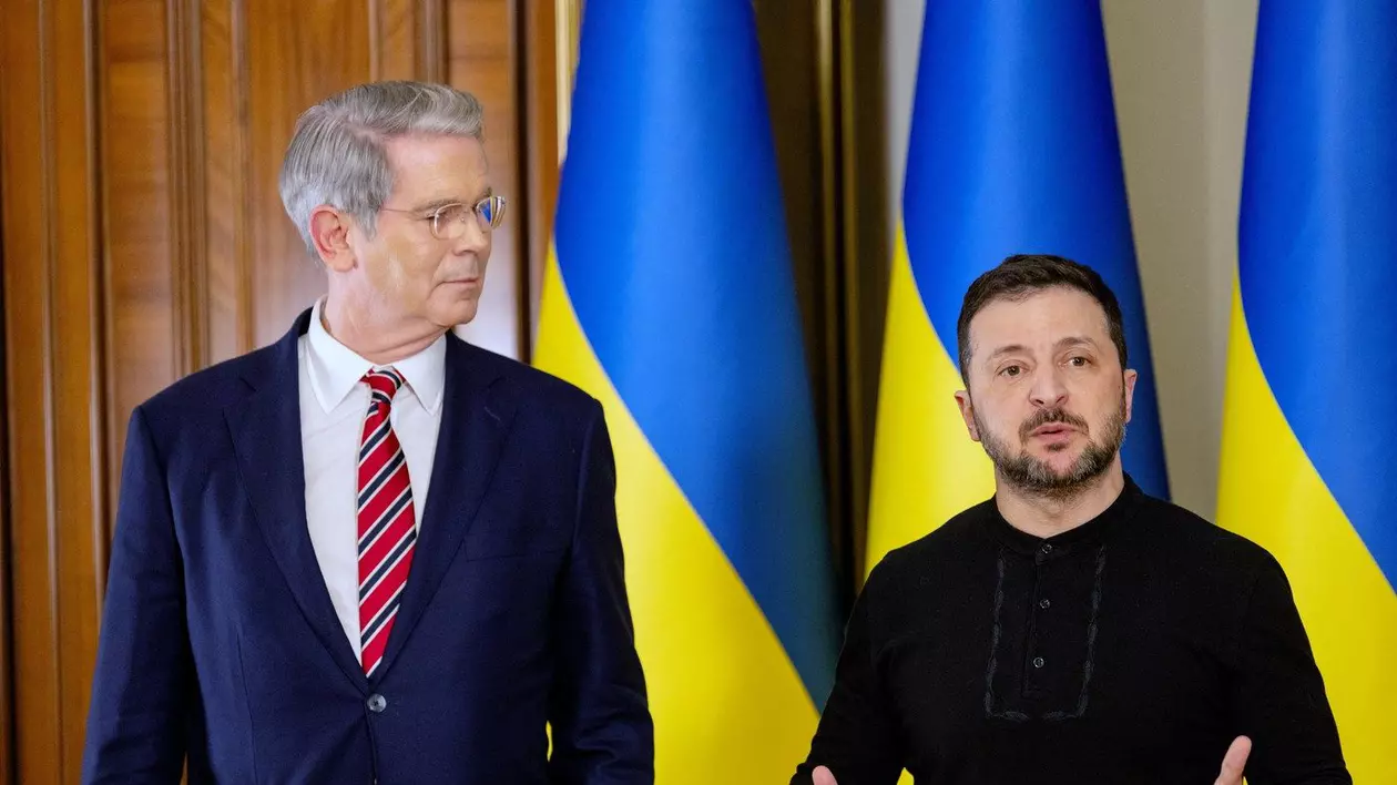 Scott Bessent (stânga) și Volodimir Zelenski în cadrul unei conferințe de presă la Kiev Foto: Profimedia