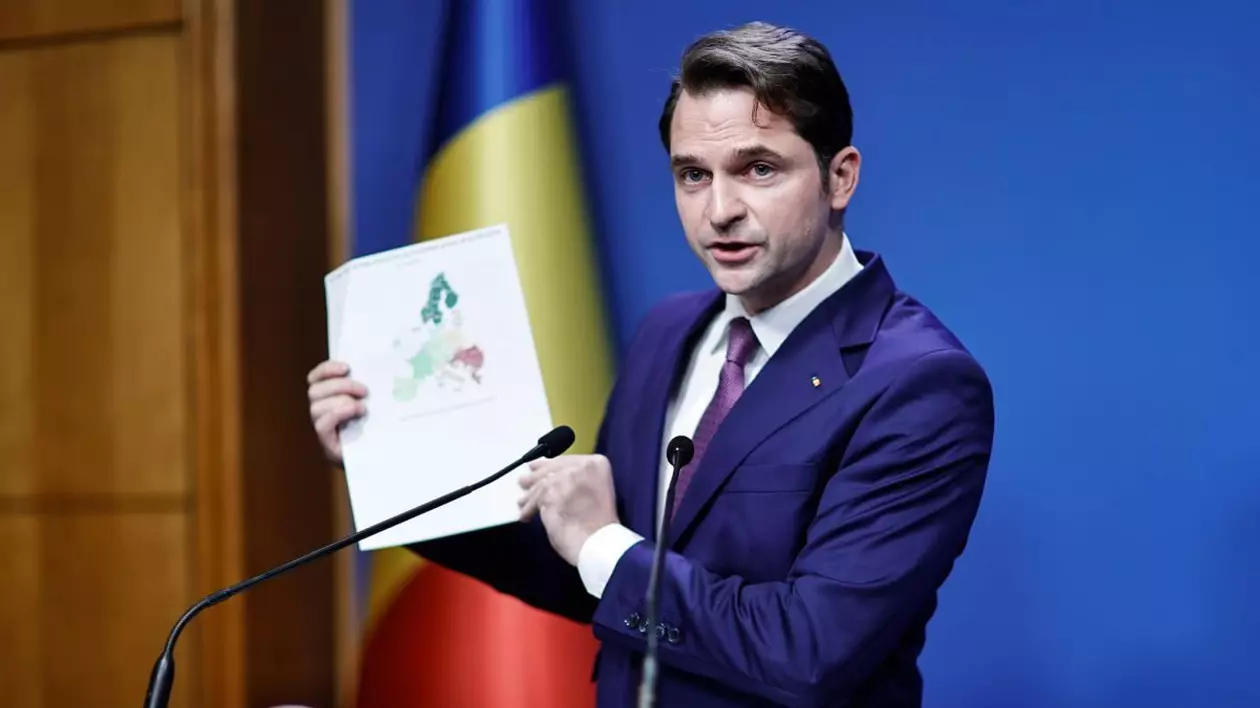 Ministrul Energiei, Sebastian Burduja, este la ședința de guvern și arată un document cu o hartă, spunând că plafonarea prețurilor la energie ar putea continua
